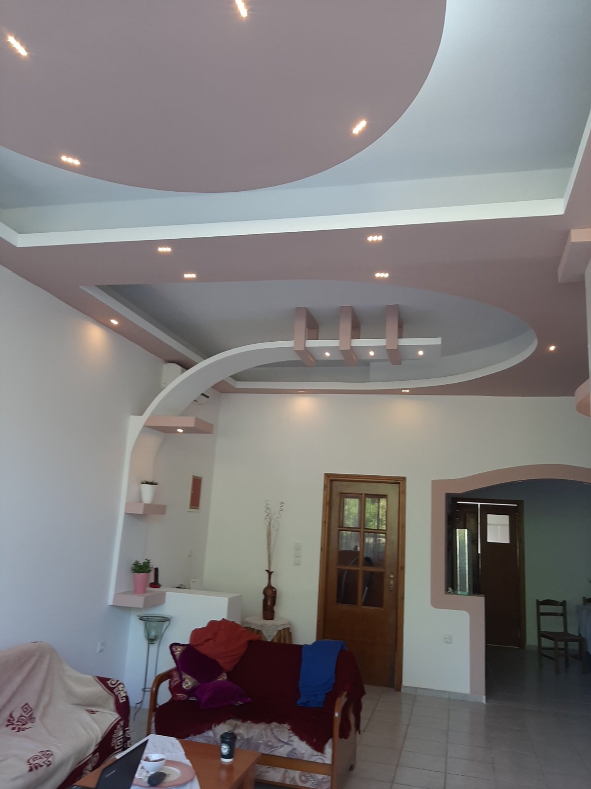 Γυψοσανίδα με σποτάκια